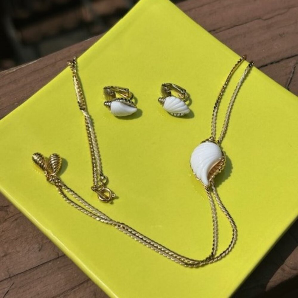 🏖️AVON White Seashell Lariat Gold Tone Necklace & Earrings SET